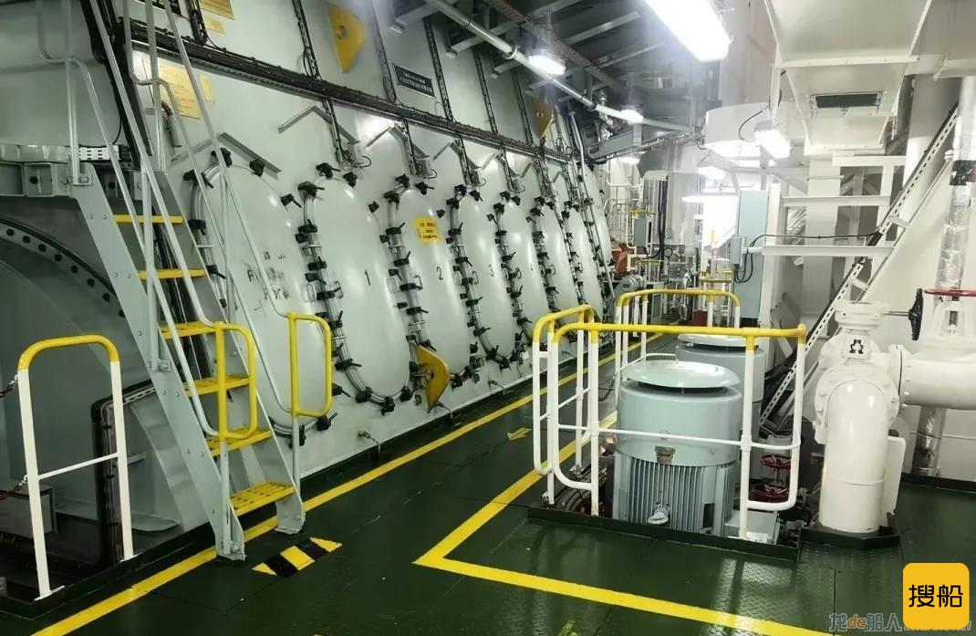 南通远洋船舶配套交付大连中远海运川崎6.1万吨散货船内舾装工程项目