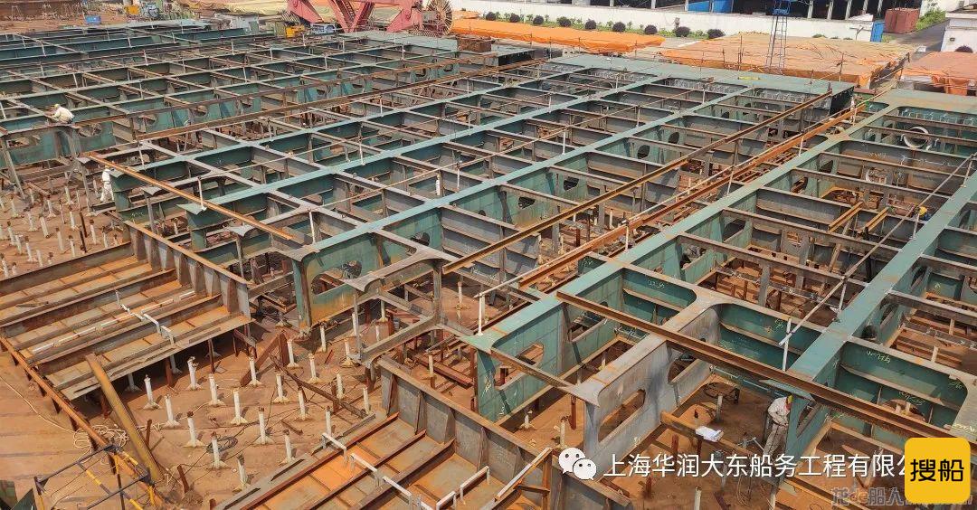 华润大东建造的全球最大箱船分段发运