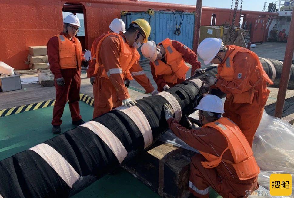 海油发展研制国产“油龙”再获应用——海洋石油161平台外输软管更换侧记