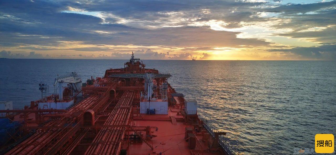 舟山中远海运重工15.2万吨穿梭油轮N728船完成试航任务