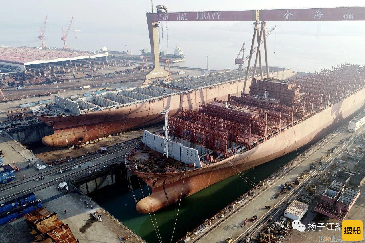 扬子江船业续建首制12200TEU集装箱船出坞