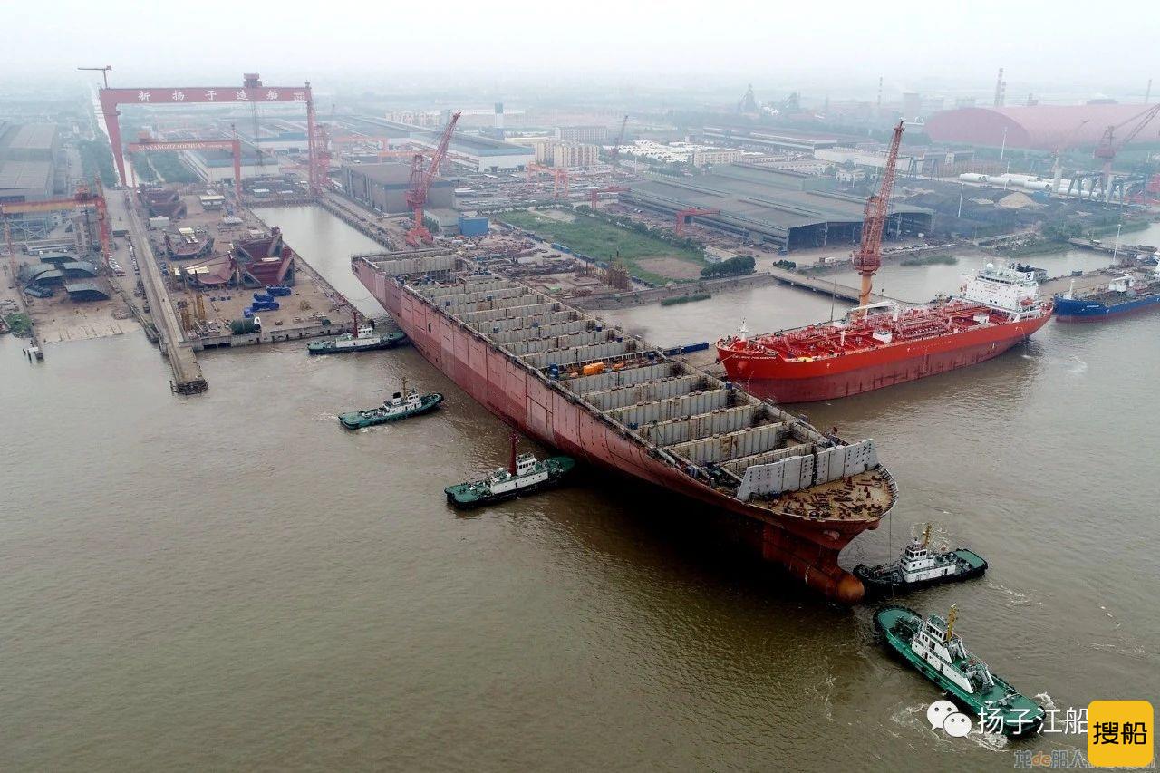 扬子江船业续建首制12200TEU集装箱船出坞