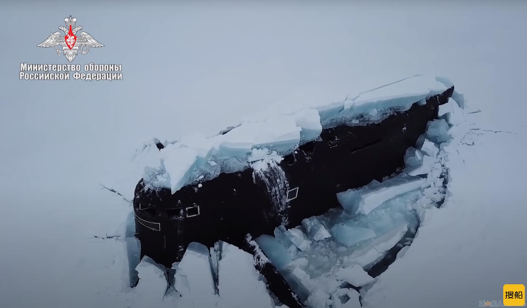 俄军核潜艇在北极破冰上浮时遇到北极熊，界标小旗被熊挖走