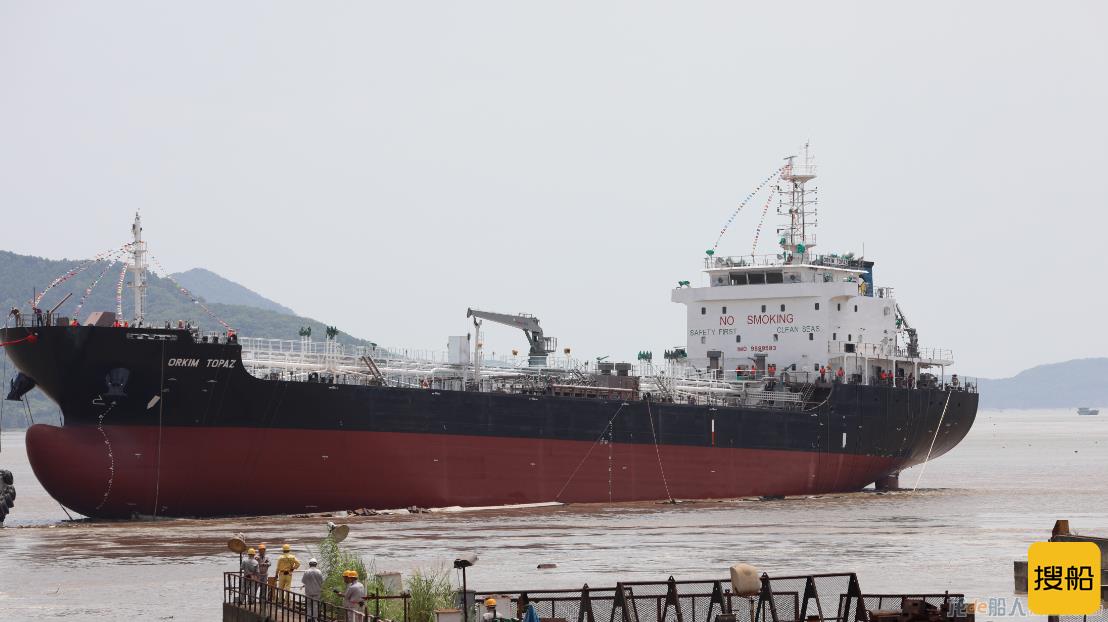福建东南造船9000吨成品油轮3号船下水