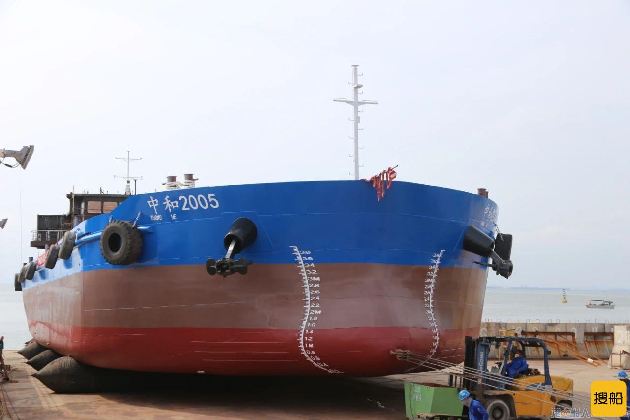 中船广西“绿色珠江”工程2000WDT系列4号船“中和2005”轮下水