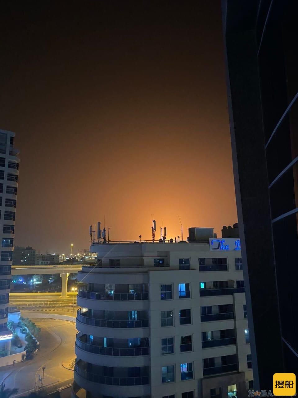 迪拜港口集装箱船起火引发大爆炸，22公里外也听见