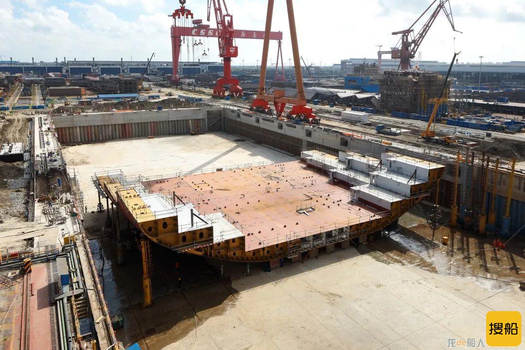 全球最大箱船“入驻”沪东中华长兴造船1号船坞