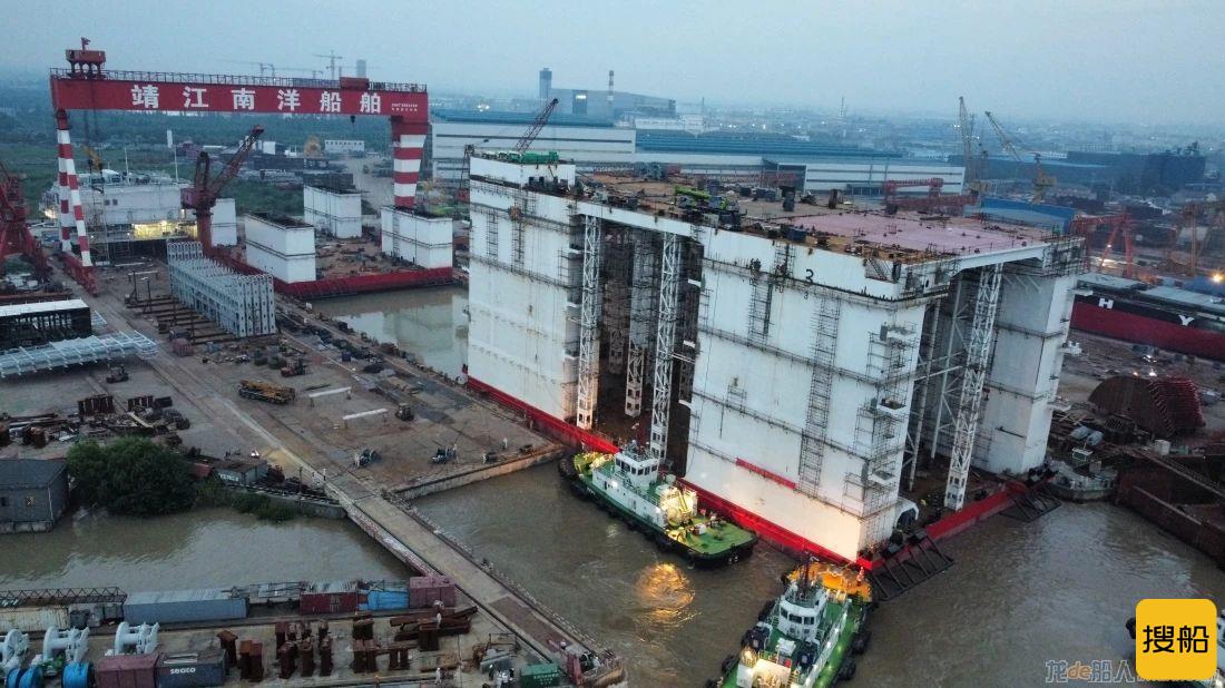 烟台打捞局重要海上作业装备——“德浮3”下水