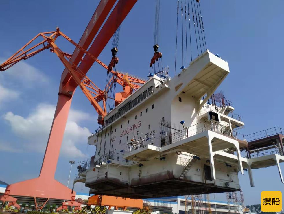 马尾造船23500DWT成品油船(MW513-10#)完成主机吊装