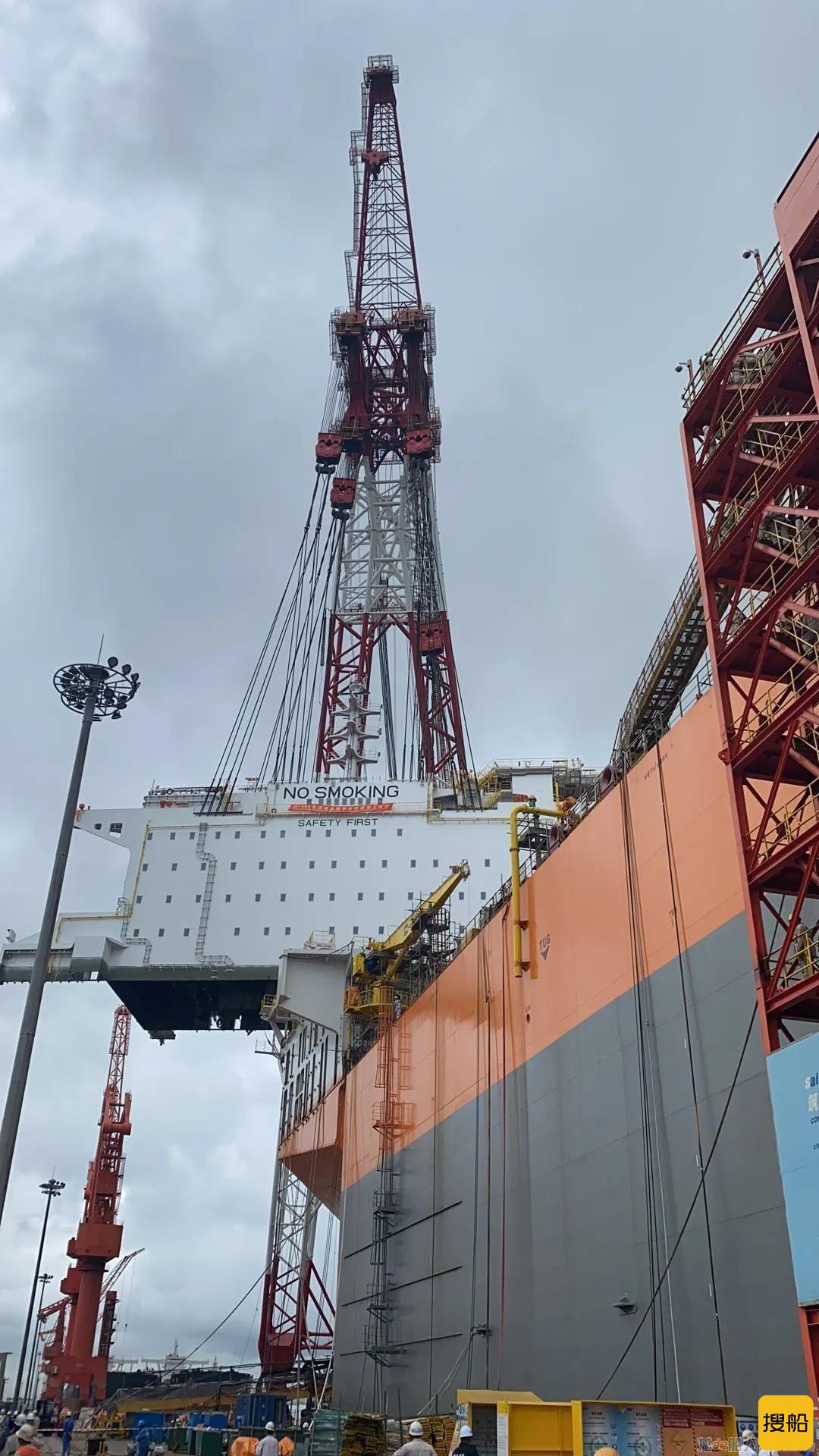 外高桥造船H1498船生活楼上建顺利吊装上船
