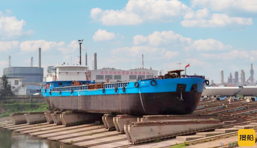 青山船厂“春昕318”号植物油运输改造船移台下水