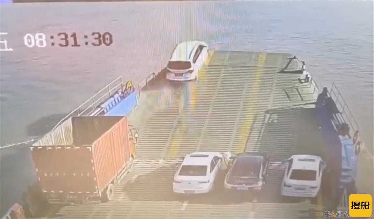江西一轿车登船后冲过甲板坠入长江