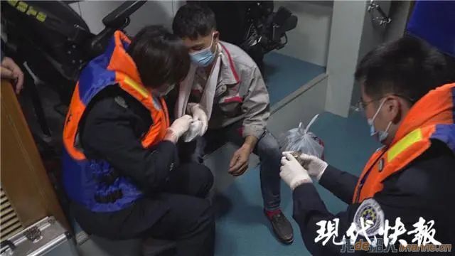 紧急!万吨货轮上一船员4根手指被压断