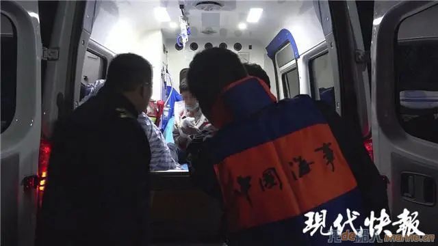 紧急!万吨货轮上一船员4根手指被压断