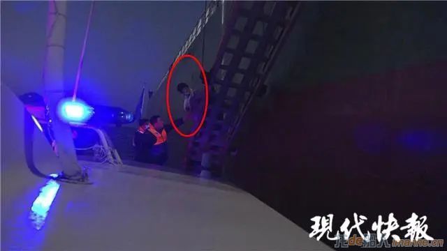 紧急!万吨货轮上一船员4根手指被压断