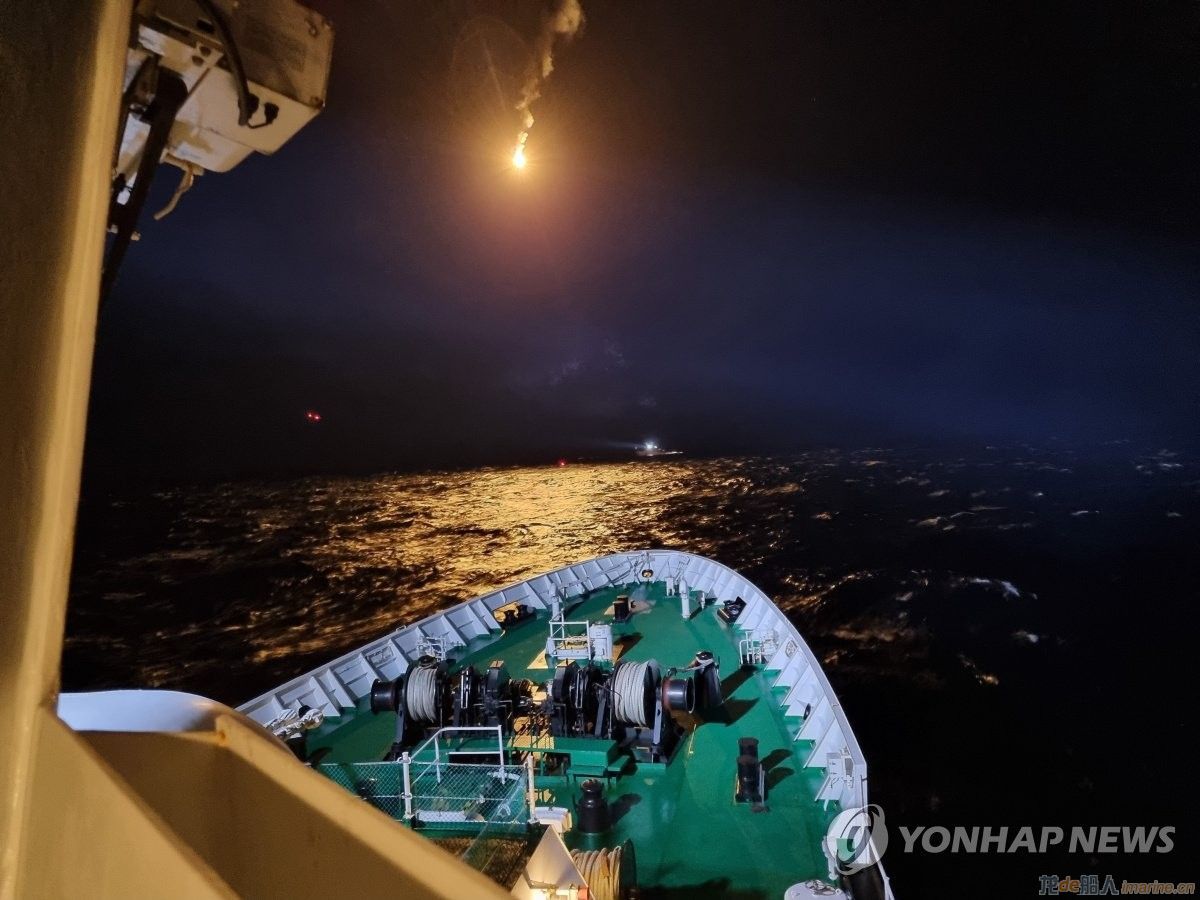 一艘中国渔船在韩国西部海域沉没，已有12人获救