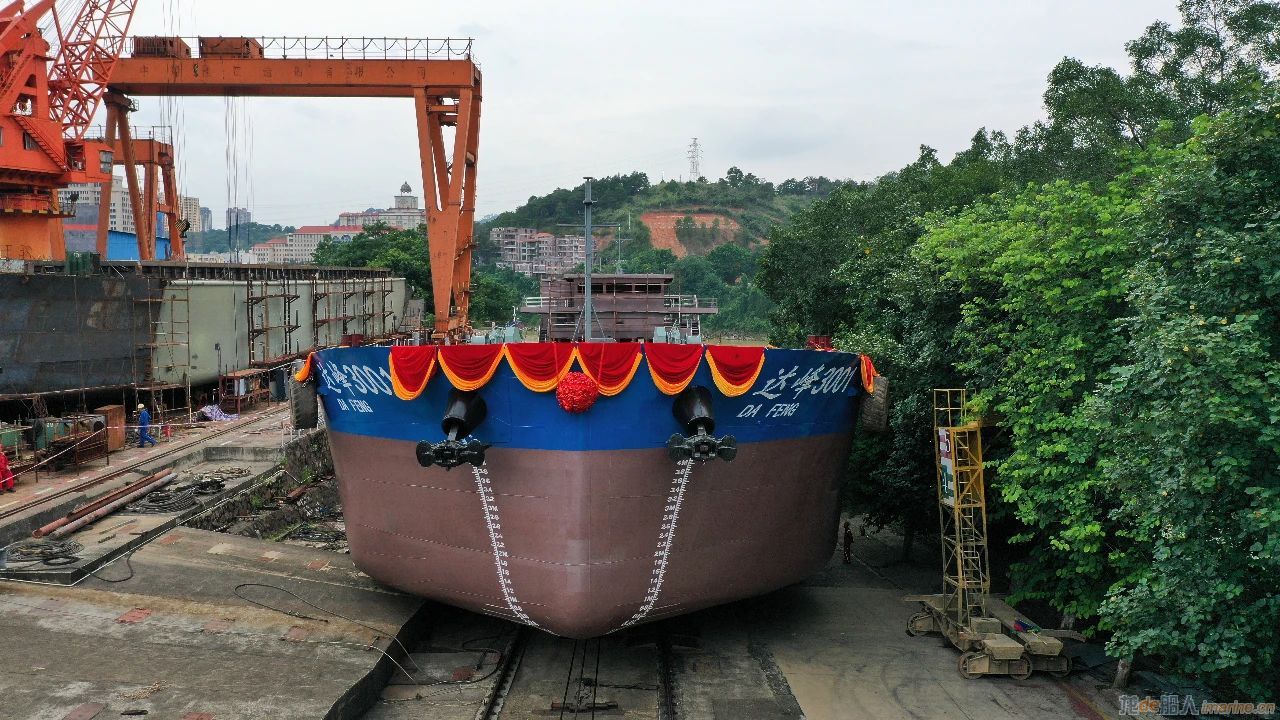 中船广西“绿色珠江”工程“达峰3001”下水