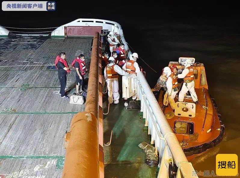 长江口一船只触礁搁浅 18名遇险船员全部获救
