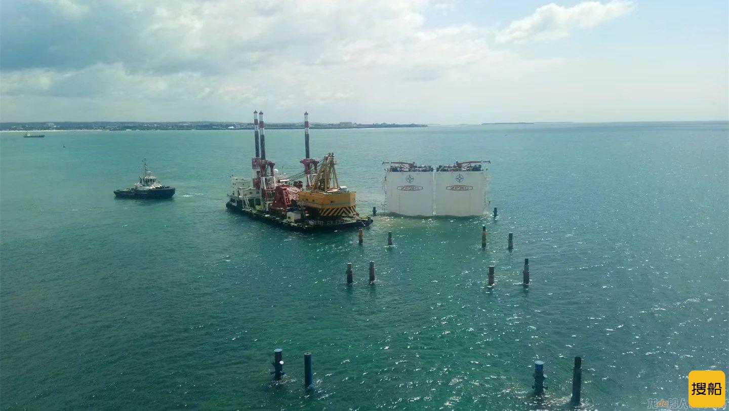 “振华33”轮坦桑尼亚成功浮卸10艘工程船