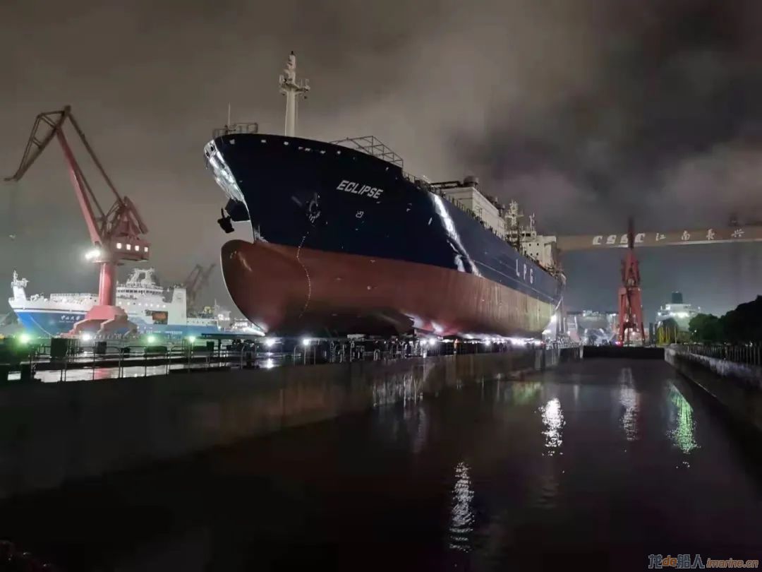 江南造船22000立方米乙烯运输船系列首制船H2669船下水