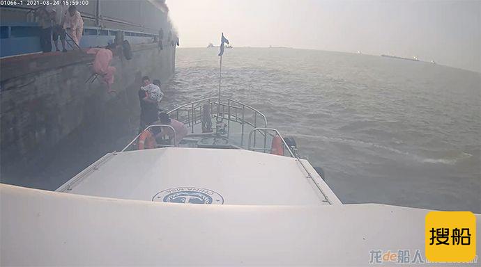 上海宝山锚地一艘集装箱船起火，11人被救无人受伤火势已灭
