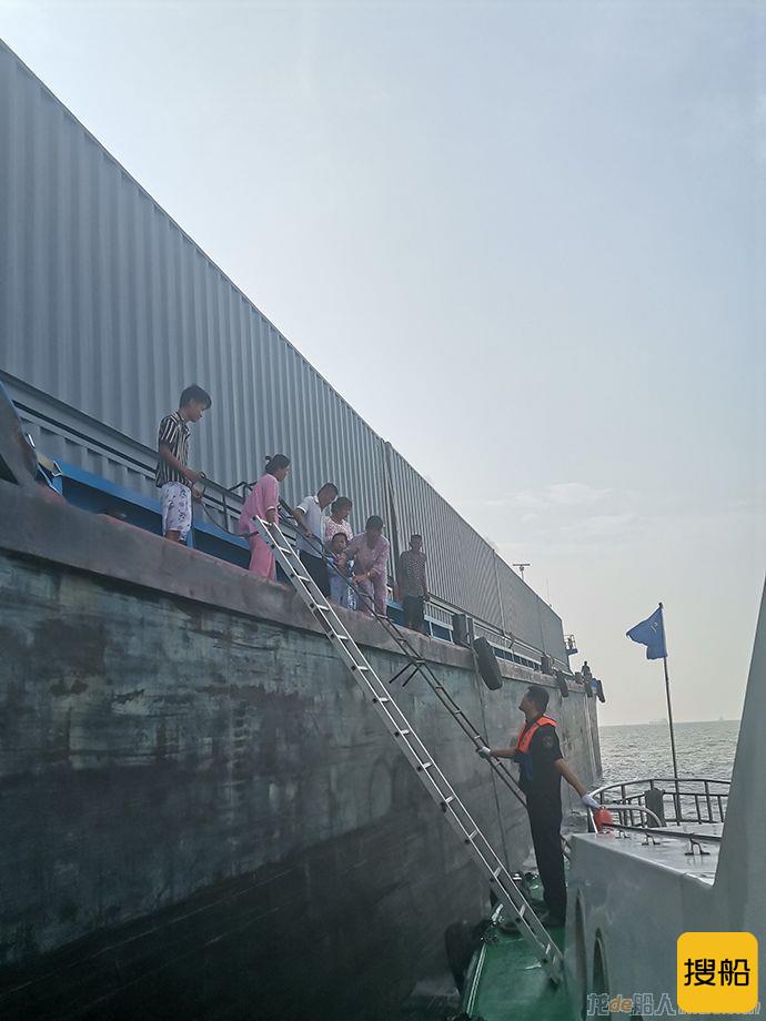 上海宝山锚地一艘集装箱船起火，11人被救无人受伤火势已灭