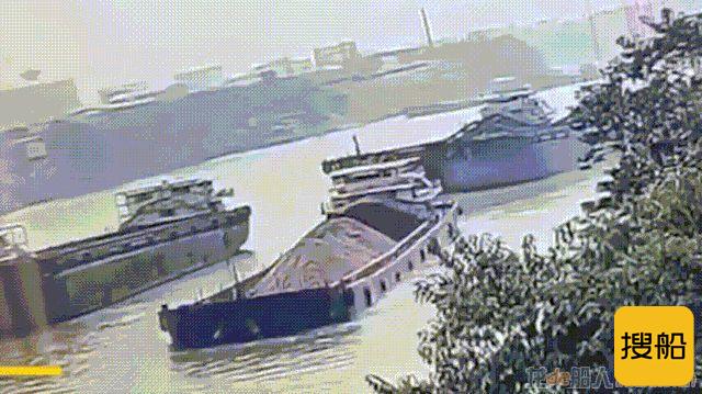 货船拦腰折断，沉入水中