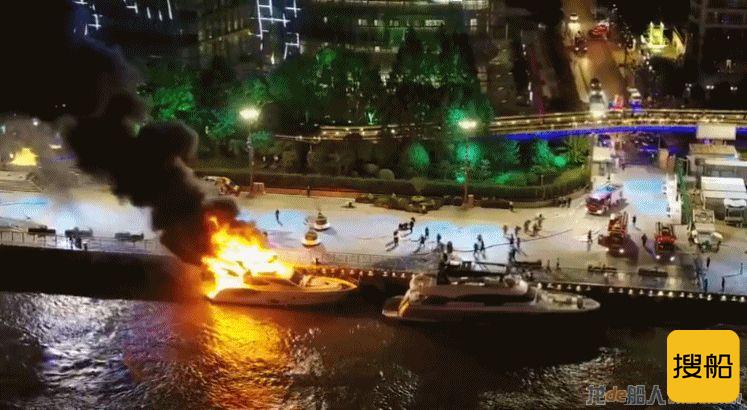 上海外滩一艘游艇燃起熊熊大火
