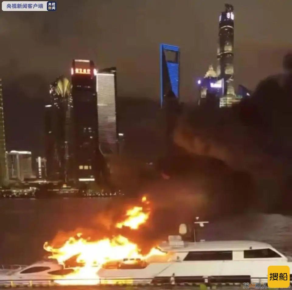 上海外滩一艘游艇燃起熊熊大火