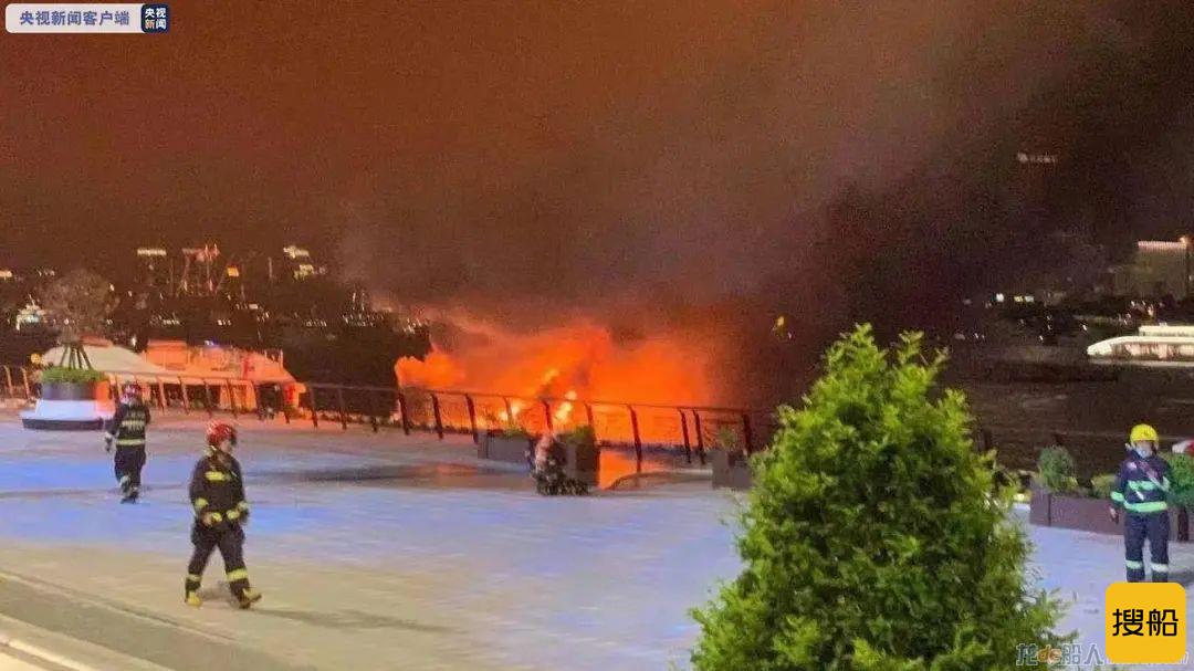 上海外滩一艘游艇燃起熊熊大火