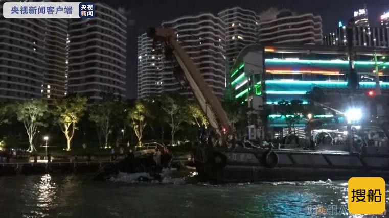 上海外滩一艘游艇燃起熊熊大火