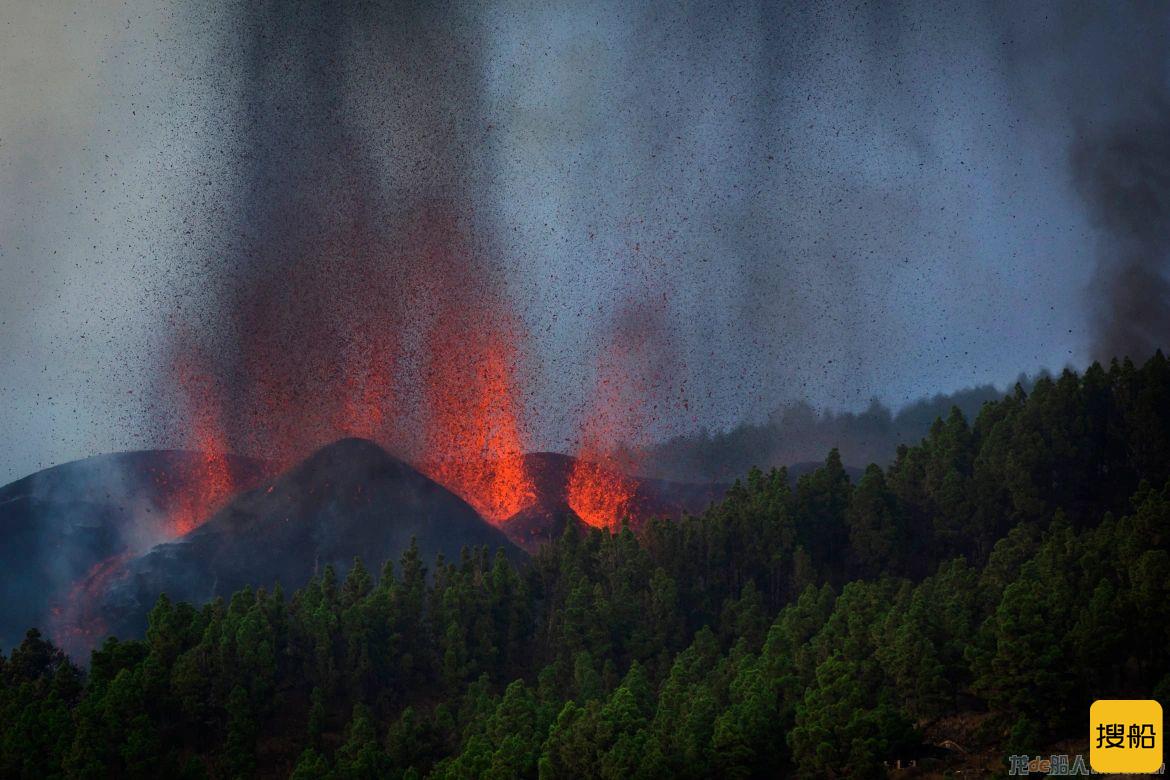 火山喷发,熔岩流即将到达海岸,加那利群岛海事当局设立船舶禁区