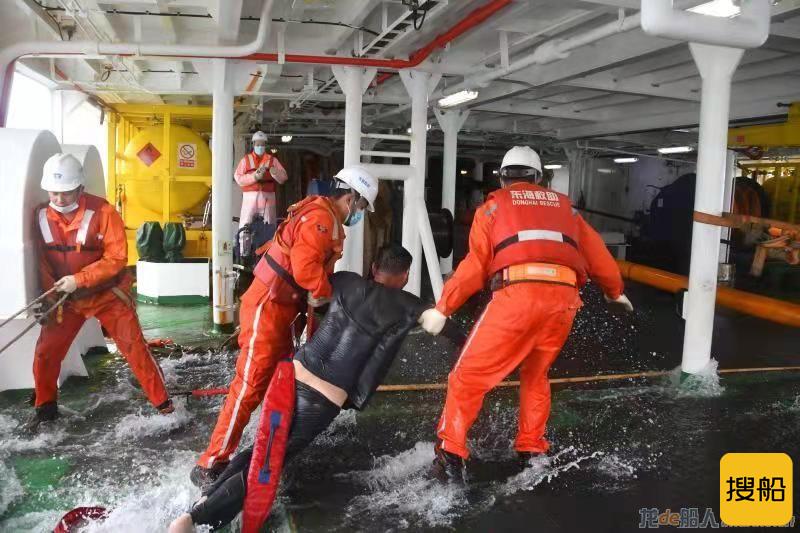 东海海域两船遇险，目前已有6人获救，仍有11人失联
