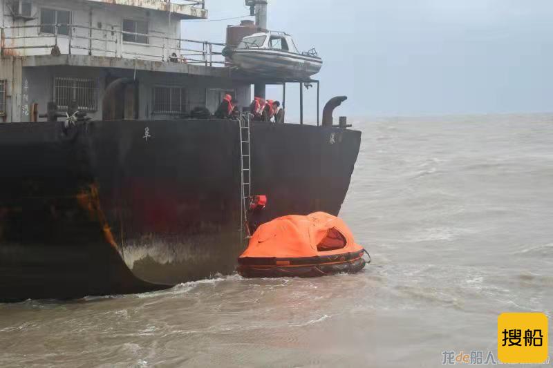 东海海域两船遇险，目前已有6人获救，仍有11人失联