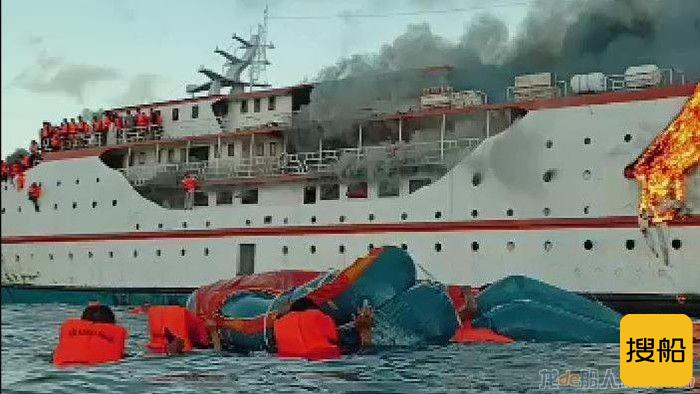 印尼一艘邮轮起火 乘客安全撤离