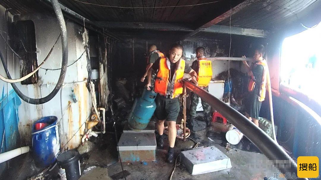 渔船起火 海警执法员抱出7个煤气罐 成功处置失火船！