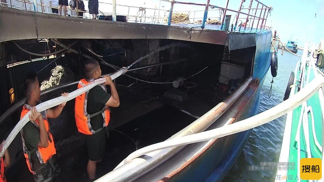 渔船起火 海警执法员抱出7个煤气罐 成功处置失火船！
