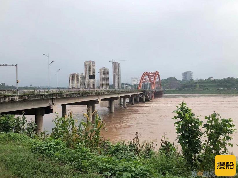 两艘失控船舶撞向广安奎阁大桥，目前大桥已禁止通行