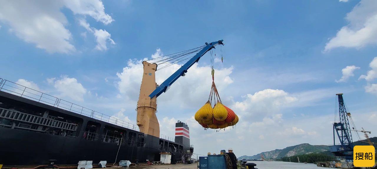 南京金陵12500吨首制重吊船800吨负载联吊试验成功