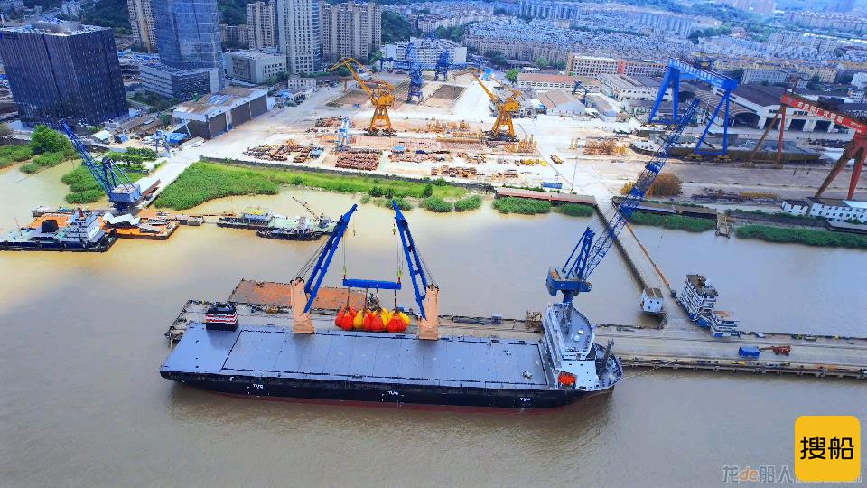 南京金陵12500吨首制重吊船800吨负载联吊试验成功