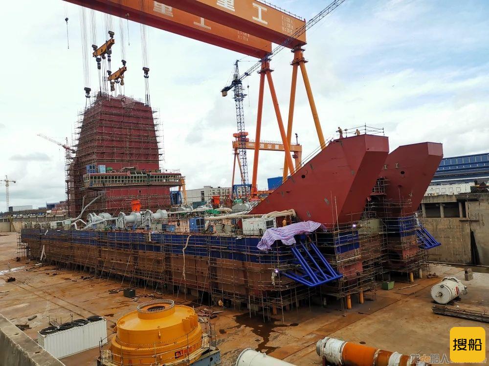 振华启东海工140米级打桩船圆满完成主船体吊装工作