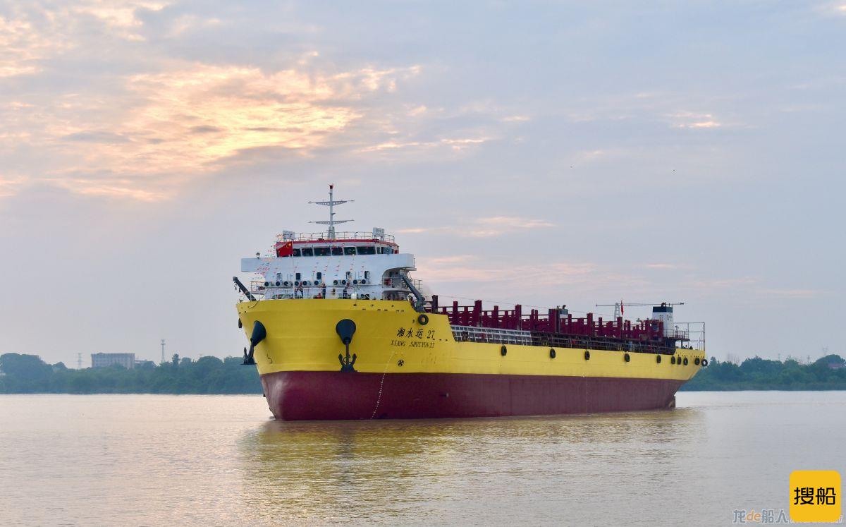 湘水集团第二艘双燃料万吨集装箱船下水