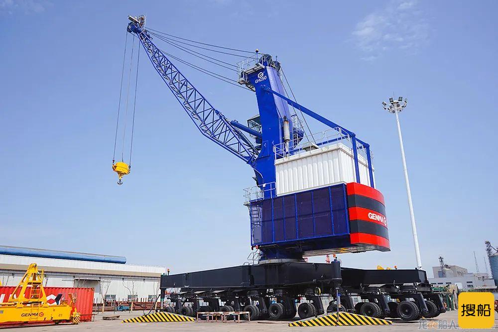 润邦重机交付国内首台装卸LNG罐箱的移动式港口起重机