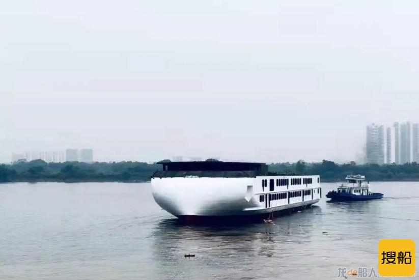 珠江水域第一艘内河汽车滚装船下水