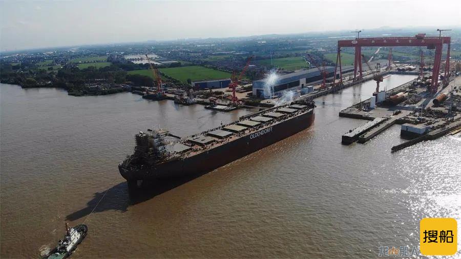 韩通船舶重工208000吨散货船出坞