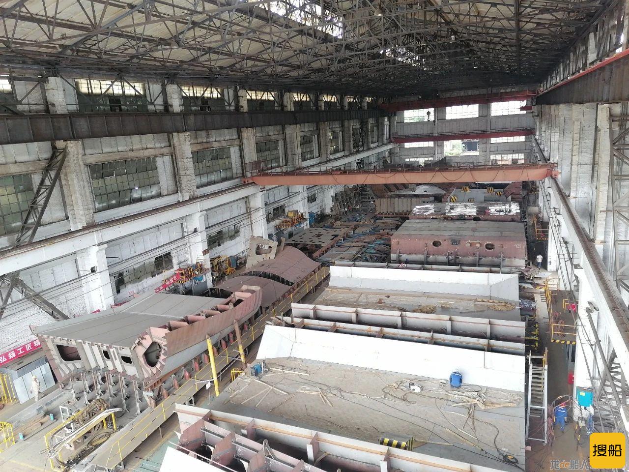 川船重工造8000载重吨不锈钢化学品船上船台