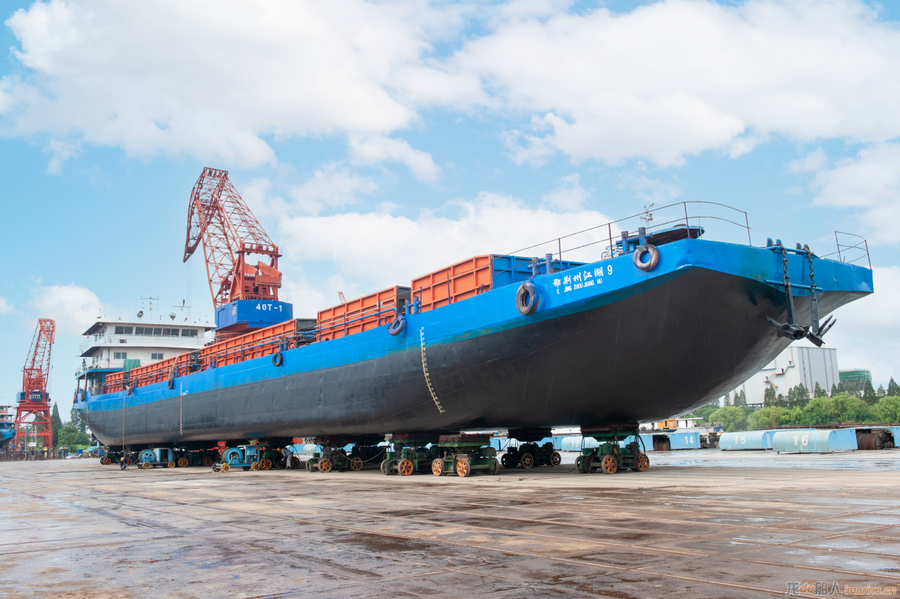 青山船厂“鄂荆州江湖9”植物油运输船移台下水