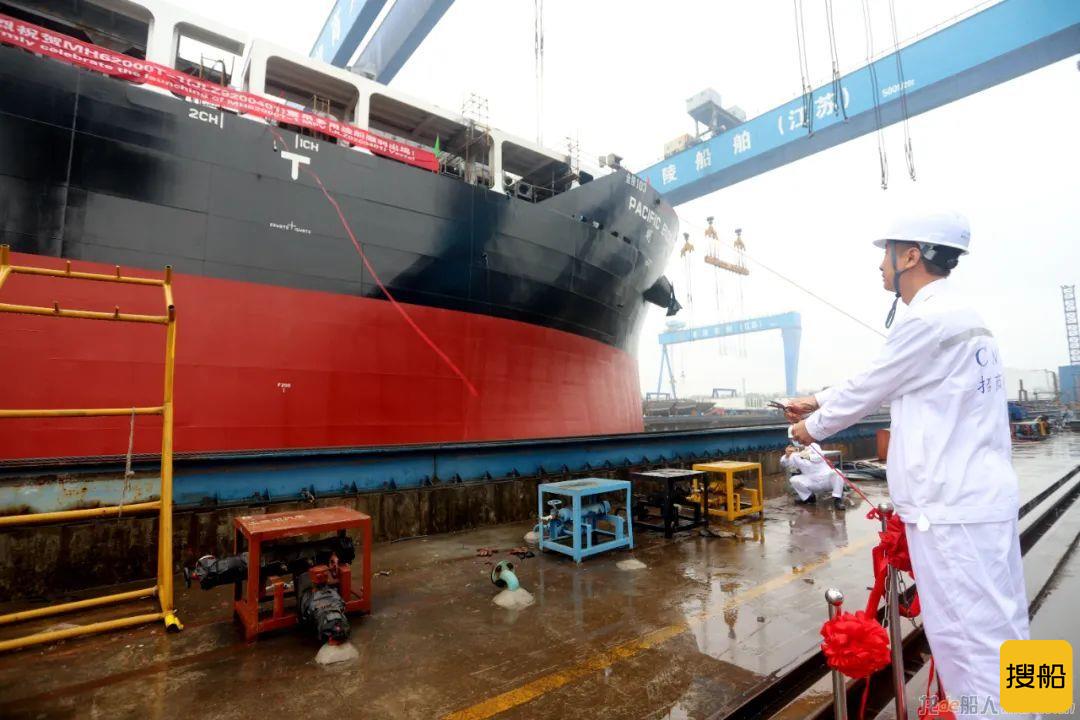 招商工业南京金陵62000吨重吊多用途船出坞