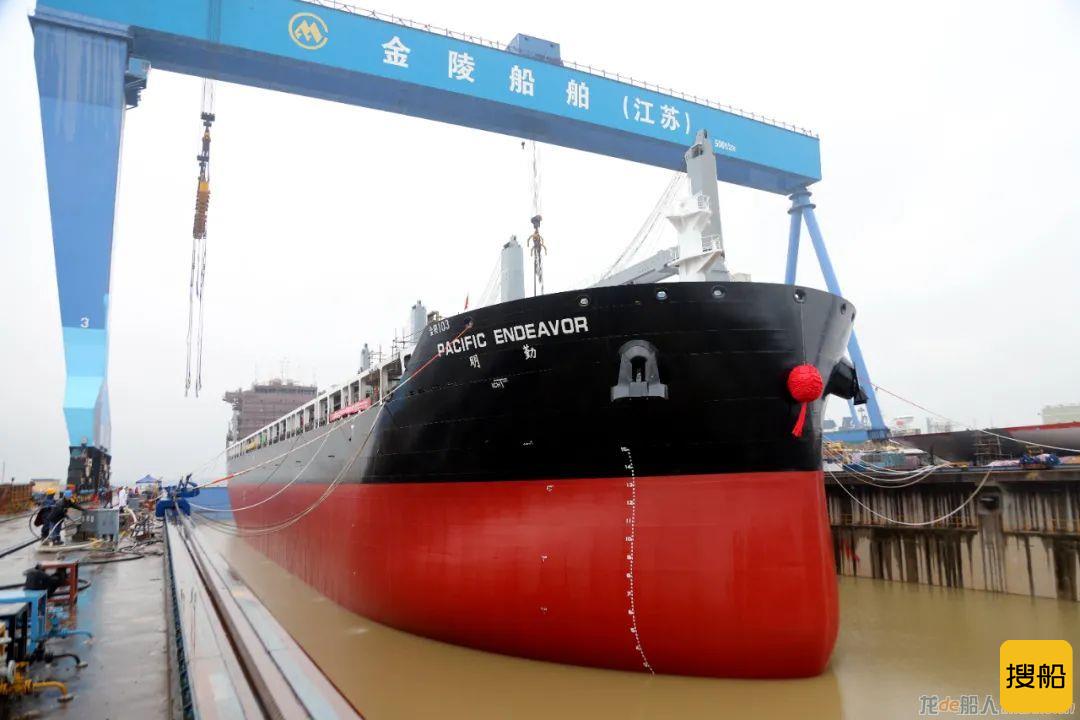 招商工业南京金陵62000吨重吊多用途船出坞