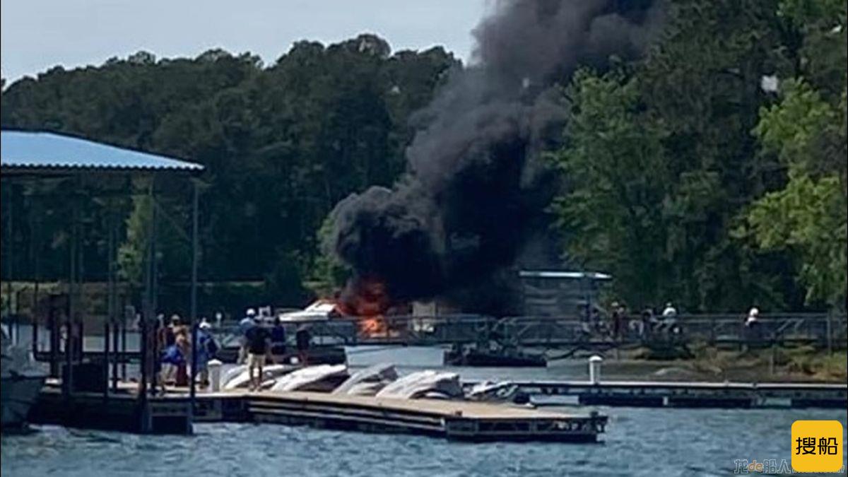 美国拉尼尔湖一艘船加油时爆炸